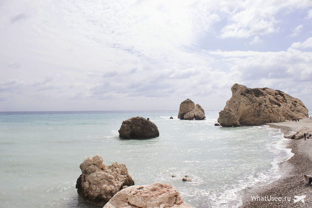Бухта Афродиты на Кипре и скалы