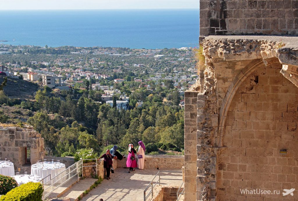 Вид на Кирению из аббатства Беллапаис
