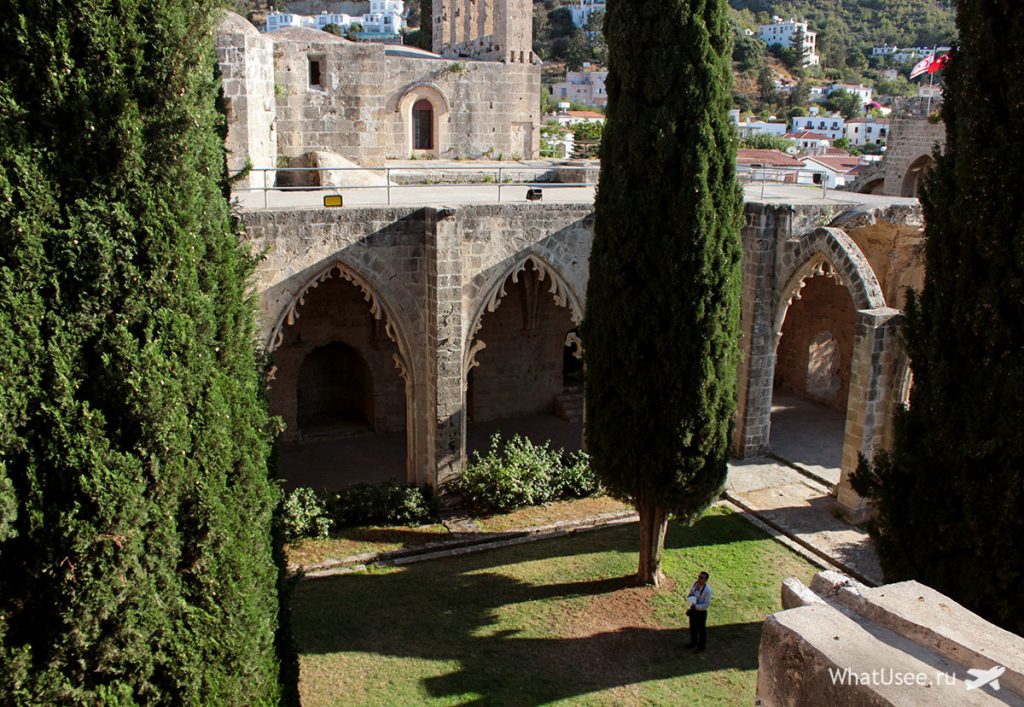 Двор аббатства Беллапаис на Кипре