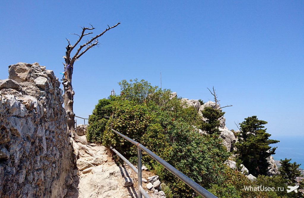 Дорога к замку Святого Иллариона на Кипре