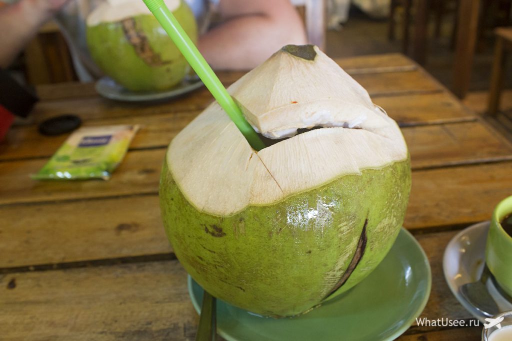 Зелёный кокос на пляже Рейли