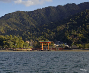 Япония остров Миядзима и тории