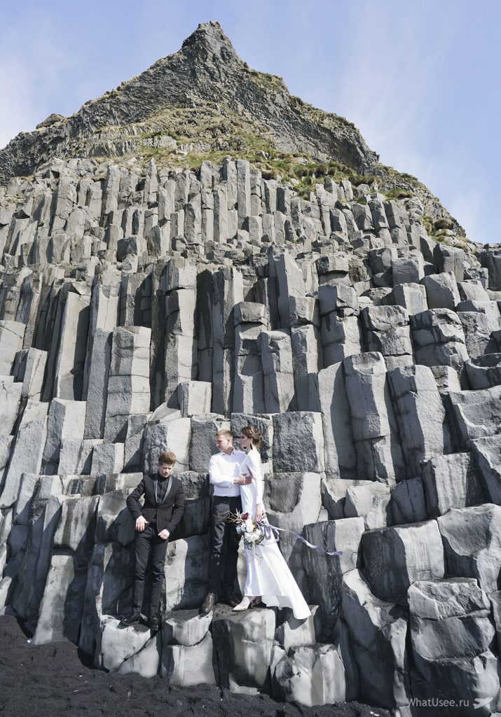 Скалы на пляже Вик в Исландии